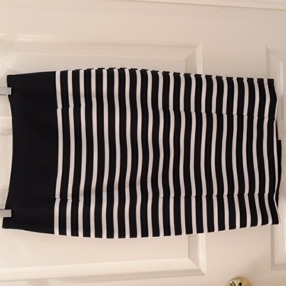 H&M Navy Blue and White Midi Length Pencil Skirt. Size 8.
